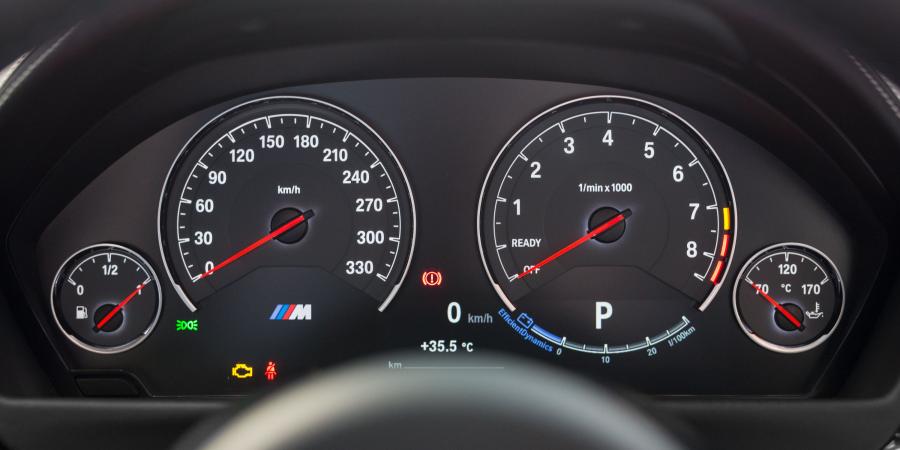 Панель приборов BMW M3 30 Years M3 (F80) 2016 года  (AU) (фото 4 из 24)